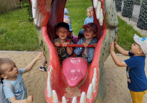 Dzieci w paszczy dinozaura
